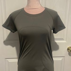 Lululemon swiftly tee.